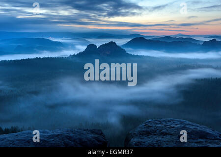 Vue depuis la montagne à l'Kleiner Winterberg Pierres Lorenz à l'aube, des montagnes de grès de l'Elbe, la Suisse Saxonne, Saxe, Allemagne Banque D'Images