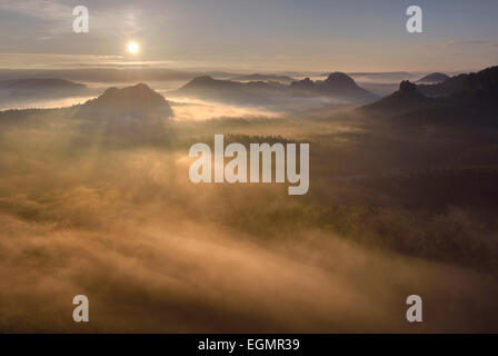 Vue de Kleiner Winterberg mountain au lever du soleil, des montagnes de grès de l'Elbe, la Suisse Saxonne, Saxe, Allemagne Banque D'Images