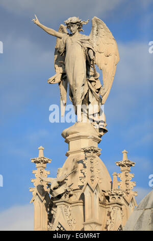 Ange sur un tombeau monumental, cimetière du Château cimetière sur la colline du château, Nice, Alpes-Maritimes, Provence-Alpes-Cote d'Azur Banque D'Images
