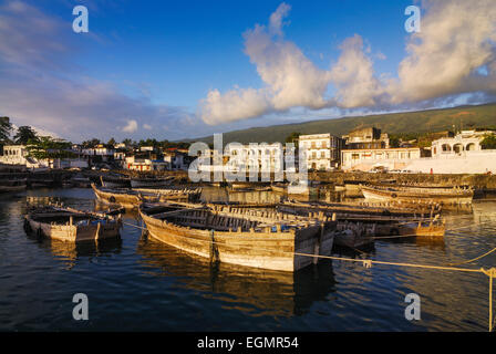 Bateaux en bois dans le vieux port de Moroni, Grande Comore, Comores Banque D'Images