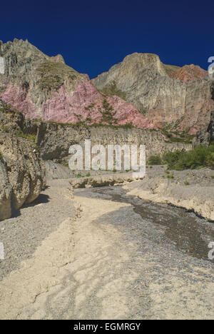 Canyon coloré dans la vallée Quebrada de Humahuaca en Argentine, province de Jujuy Banque D'Images