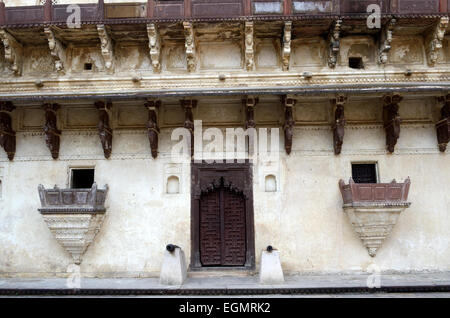 Canons en face de vieille porte en bois 17e siècle Jahangir Palace Orchha Madhya Pradesh, Inde Banque D'Images