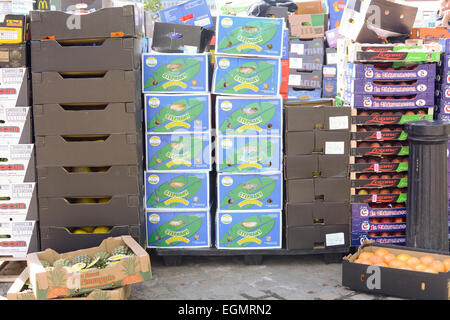 Les boîtes de fruits et légumes empilées dans les étals du marché bi-hebdomadaire au marché de plein air à Bedford, Bedfordshire, Angleterre Banque D'Images