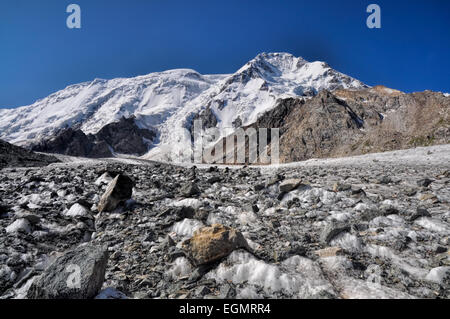 Vue panoramique du glacier et plus hauts sommets de montagnes de Tian-shan occidental au Kirghizstan Banque D'Images