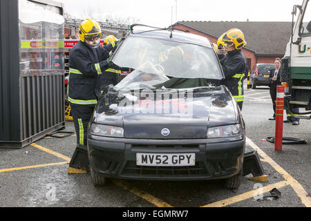 La formation à l'extraction du véhicule Greater Manchester Fire and Rescue Service AC. Banque D'Images