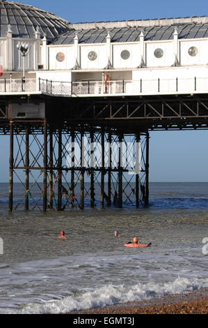 Brighton, Sussex, UK. 27 Février, 2015. Les membres du Club de natation de Brighton profiter tous les jours tôt le matin leur plongeon dans la mer Banque D'Images