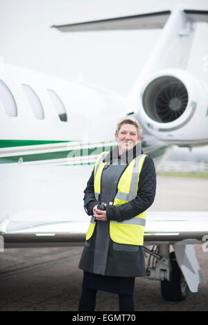 Travailleur de l'aéroport dans les coulisses à Shoreham (Brighton) Aéroport de la ville, les pompiers, le personnel de l'aéroport, les avions, les avions de ravitaillement etc. Banque D'Images