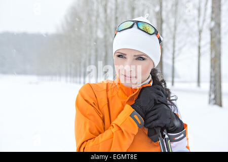 Une femme ski de fond dans les Alpes Banque D'Images