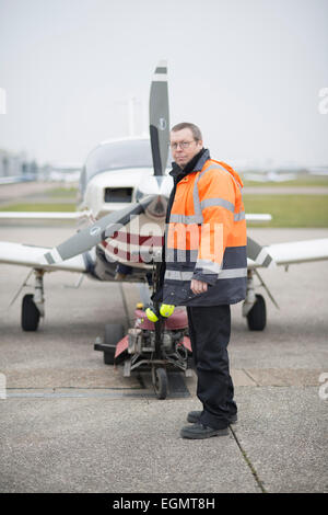 Travailleur de l'aéroport dans les coulisses à Shoreham (Brighton) Aéroport de la ville, les pompiers, le personnel de l'aéroport, les avions, les avions de ravitaillement etc. Banque D'Images