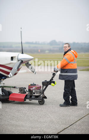 Travailleur de l'aéroport dans les coulisses à Shoreham (Brighton) Aéroport de la ville, les pompiers, le personnel de l'aéroport, les avions, les avions de ravitaillement etc. Banque D'Images