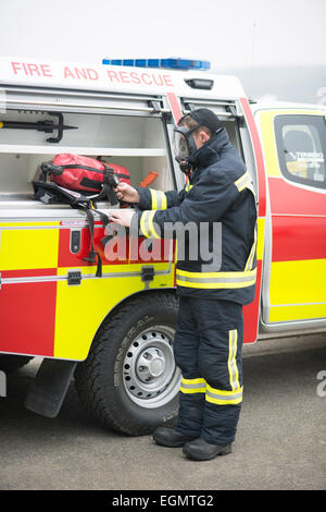 Travailleur de l'aéroport dans les coulisses à Shoreham (Brighton) Aéroport de la ville, les pompiers, le personnel de l'aéroport, les avions, les avions de ravitaillement etc. Banque D'Images