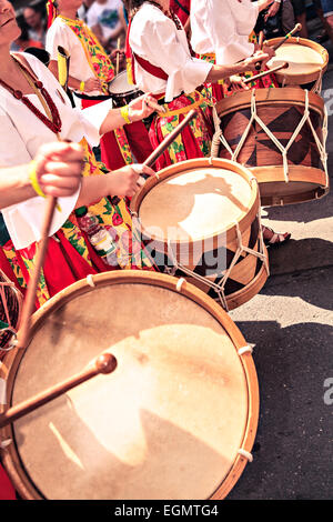 Un tambours sur la rue. Des scènes de parade Samba. Banque D'Images