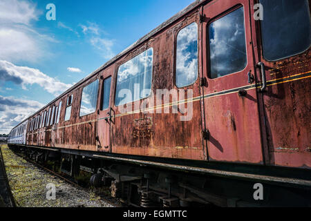 Un ancien train ferroviaire de la marque britannique 1 TK/SK rouillé sur une voie d'évitement au Musée du chemin de fer de York, Angleterre, Royaume-Uni. Jour ensoleillé, ciel bleu, nuages. Banque D'Images