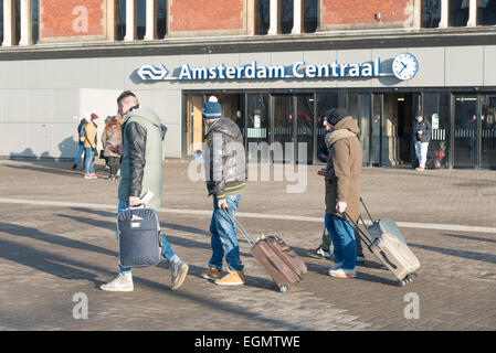 Le Centraal ou la gare centrale d'Amsterdam en Hollande. Un hub de transport ferroviaire. Banque D'Images