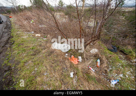 Mise En Rebut par des déchets sur l'A95 Trunk road, beaucoup pour garder l'Ecosse belle campagne. 9593 SCO. Banque D'Images