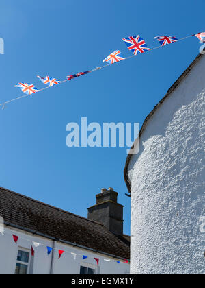 Bunting et les drapeaux sur la chaleur de l'été jour, ciel bleu, à l'Est Prawle Banque D'Images