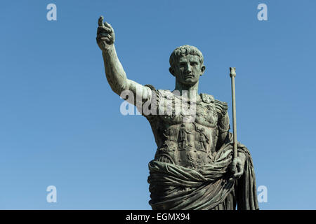 Rome. L'Italie. Statue de l'empereur romain Auguste sur la via dei Fori Imperiali. Banque D'Images