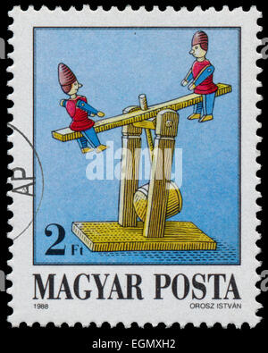 Hongrie - circa 1988 : timbres en Hongrie montre des jouets anciens, balançoire, circa 1988 Banque D'Images