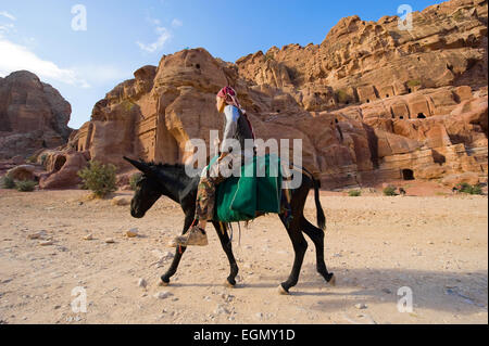 PETRA, JORDANIE - 12 octobre, 2014 : Un homme est monté sur le dos d'un âne à Petra en Jordanie Banque D'Images