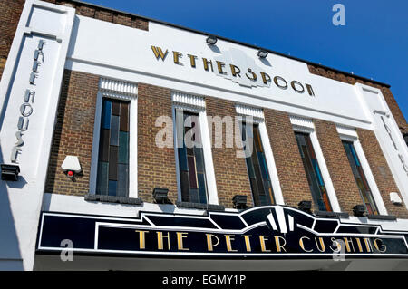 Whitstable, Kent, Angleterre, Royaume-Uni. "La pub Wetherspoons Peter Cushing' dans l'ancien cinéma Art déco d'Oxford (Oxford Street) 1935- Banque D'Images