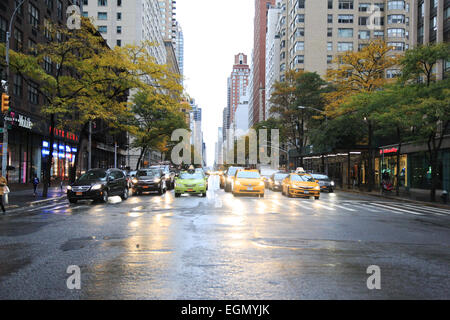 Une vue vers le bas une longue avenue à New York City Banque D'Images