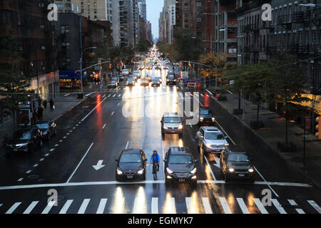 Une vue vers le bas une longue avenue à New York City Banque D'Images