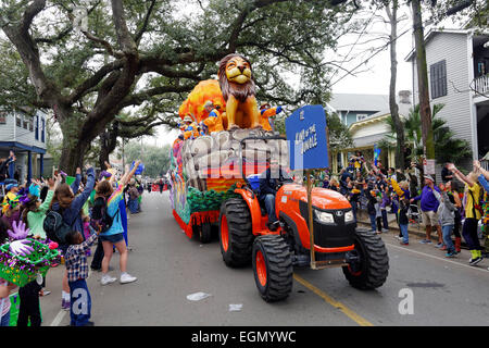 Les enfants attraper des perles, Parade, Mardi Gras 2015, Nouvelle-Orléans, Louisiane, Etats-Unis Banque D'Images