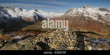 Du côté de Langdale Pike - neige sur Crinkle crags Bowfell et les Langdale Pikes Lake district panorama Banque D'Images