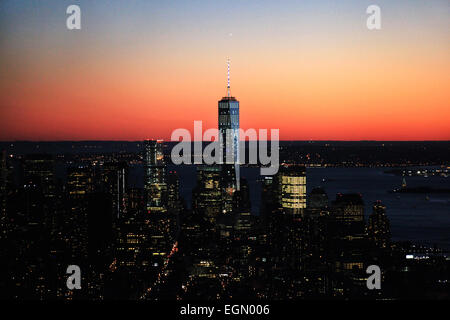 One World Trade Center avec un coucher de soleil derrière, debout sur New York. Prise de l'Empire State Building Banque D'Images