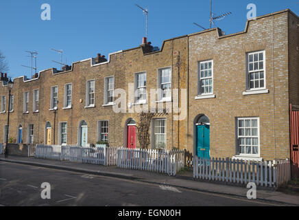 Cottages victorienne avec terrasse sur Clarence way, Camden Town, London NW1 aux beaux jours Banque D'Images