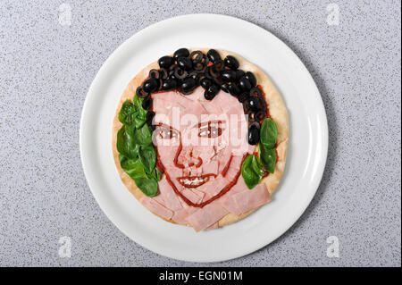 Prudence Staite artiste alimentaire a créé des pizzas de visages célèbres. Banque D'Images