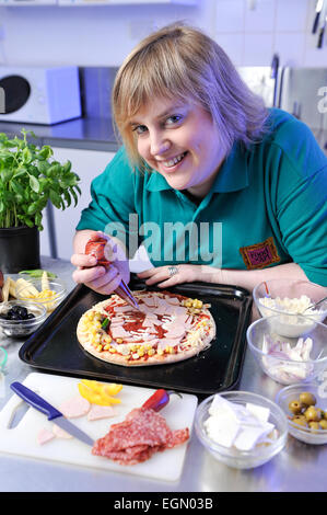 Prudence Staite artiste alimentaire a créé des pizzas de visages célèbres. Banque D'Images