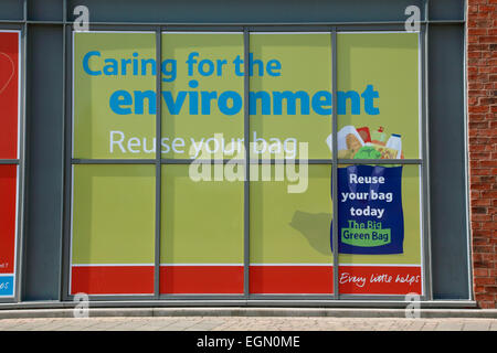 Slogan sur l'entretien de l'environnement affichée à l'extérieur du magasin Tesco à Ellesmere, Shropshire Banque D'Images