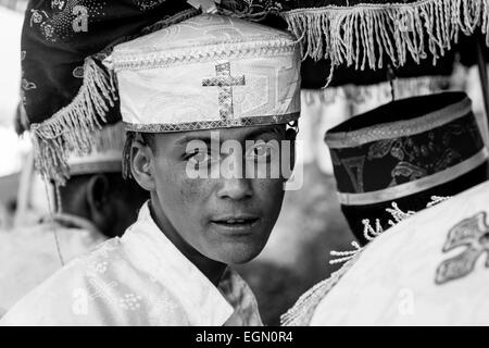 Les diacres de l'église prenant part à la fête de Noël à l'église de Maryam Beite, Lalibela, Éthiopie Banque D'Images