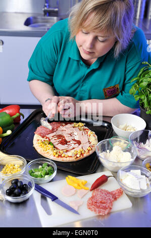 Prudence Staite artiste alimentaire a créé des pizzas de visages célèbres. Banque D'Images