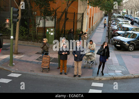 En attendant de traverser la route des feux de circulation des gens Banque D'Images