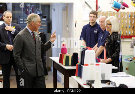 Ammanford, Carmarthenshire, Pays de Galles, Royaume-Uni. 27 Février, 2015. Son Altesse Royale le Prince Charles a visité le nouveau extenison de l'usine de bonneterie Corgi Ammanford, Carmarthenshire, Pays de Galles, Royaume-Uni. Sur la photo : le Prince Charles parle avec les travailleurs : Crédit D Legakis/Alamy Live News Banque D'Images