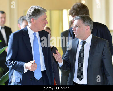 Prague, République tchèque. Feb 27, 2015. Le ministre des Affaires étrangères britannique Philip Hammond, à gauche, et son homologue tchèque Lubomir Zaoralek, droite, se réunir à Prague, République tchèque, le vendredi 27 février, 2015. © Michal Dolezal/CTK Photo/Alamy Live News Banque D'Images