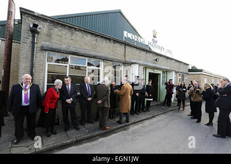 Ammanford, Carmarthenshire, Pays de Galles, Royaume-Uni. 27 Février, 2015. Son Altesse Royale le Prince Charles a visité le nouveau extenison de l'usine de bonneterie Corgi Ammanford, Carmarthenshire, Pays de Galles, Royaume-Uni. Credit : D Legakis/Alamy Live News Banque D'Images