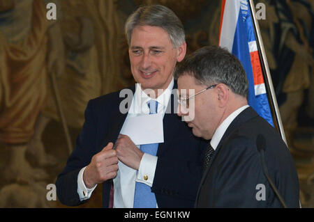 Prague, République tchèque. Feb 27, 2015. Le ministre des Affaires étrangères britannique Philip Hammond, à gauche, et son homologue tchèque Lubomir Zaoralek, droite, se réunir à Prague, République tchèque, le vendredi 27 février, 2015. © Michal Dolezal/CTK Photo/Alamy Live News Banque D'Images
