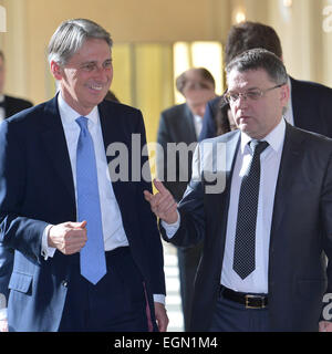 Prague, République tchèque. Feb 27, 2015. Le ministre des Affaires étrangères britannique Philip Hammond, à gauche, et son homologue tchèque Lubomir Zaoralek, droite, se réunir à Prague, République tchèque, le vendredi 27 février, 2015. © Michal Dolezal/CTK Photo/Alamy Live News Banque D'Images