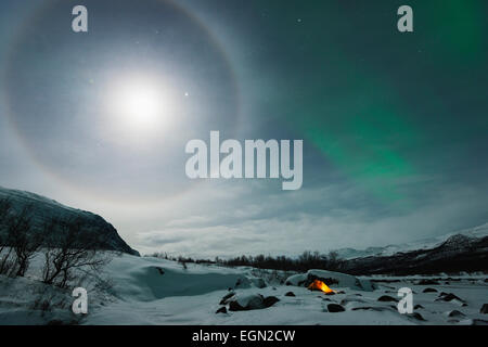 Cirlcle de l'Arctique, l'Europe, la Laponie, Scandinavie, Suède, Abisko National Park, pleine lune et aurora borealis, northern lights Banque D'Images