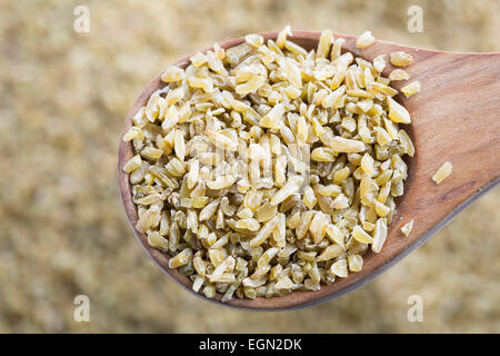 Freekeh sains en cuillère en bois. Banque D'Images