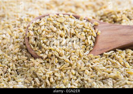 Freekeh sains en cuillère en bois. Banque D'Images