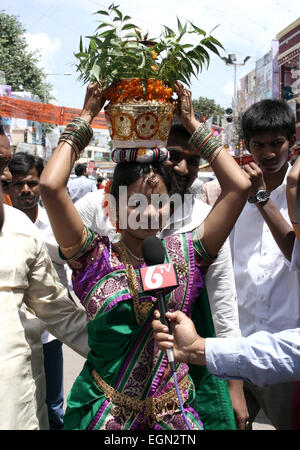 Femme indienne faire bonam Bonalu comme pendant une fête hindoue près de ujjain temple à Hyderabad, Inde en août 2013. Banque D'Images