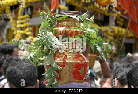 Femme indienne faire bonam Bonalu comme pendant une fête hindoue près de ujjain temple à Hyderabad, Inde en août 2013. Banque D'Images