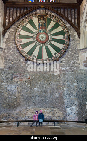 ' Le Roi Arthur / Arthur's ' Table ronde (en fait vers l'an 1290) suspendue dans le Grand Hall du Château de Winchester, Hampshire UK Banque D'Images