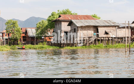 Des maisons sur pilotis sur l'eau du canal sur le lac Inle, Myanmar, Birmanie, Banque D'Images