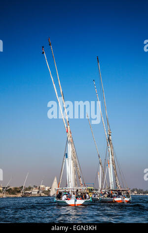 Felouques touristiques navigation sur le Nil en Egypte. Banque D'Images