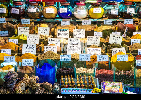 Un étal d'épices sur le marché ou souk à Louxor, Égypte. Banque D'Images